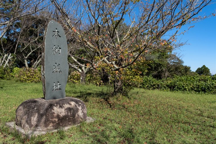 明るく開けた地に石碑が立つ。例年、春には桜の花見客が訪れるという。