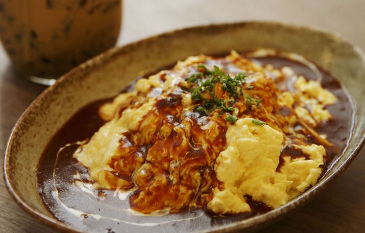 ふわとろ卵とデミグラスソースのオムライス980円。