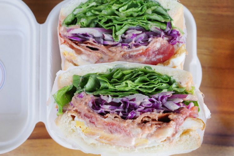 カットすればこの通り。分厚い! THE B.L.T.480円。