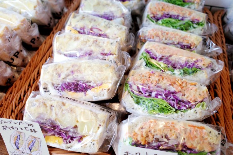 ゴルゴンゾーラのポテサラとEgg(左)と、キャロット＆ツナ(右)。