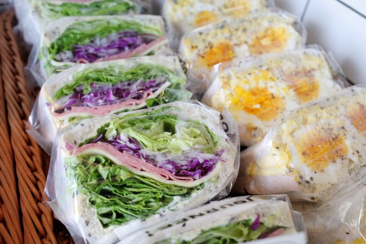 セミドライソーセージとゴーダチーズサンド(左)と、たまご好きのためのたまごサンド(右)。