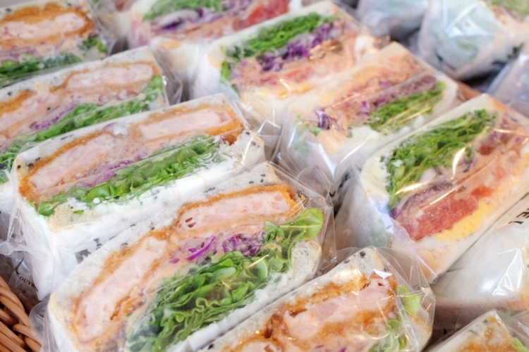 エビカツサンド(左)とBLT(右)。