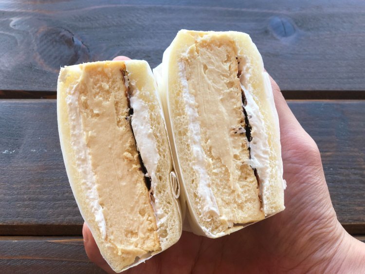 バスクチーズケーキを丸ごと挟んじゃいました。