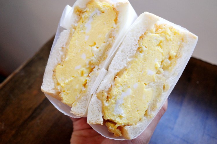 ふわふわオムカツ＆スイートマヨサンドは、ほっこりと美味。380円。