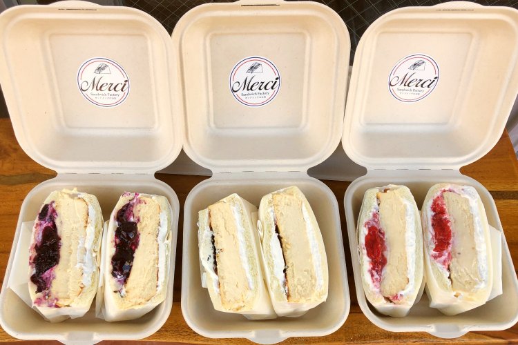 メルシーチーズケーキサンド、通称「メルチー」はプレーン(中央)のほかブルーベリーソース(左)とストロベリーソース(右)に加えて、まっちゃ大福、みかん、ラフランスの全6種。各390円。