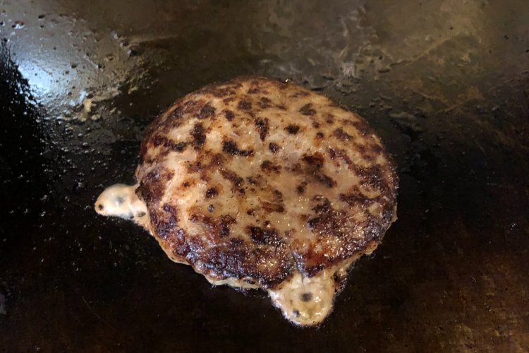 鉄板で焼かれるパティからは肉汁がジュワ～。設備も調理も本格的。