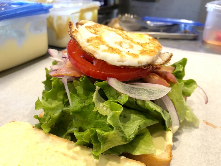 B.L.T.を作る様子。ちょっとした山ができあがっている。