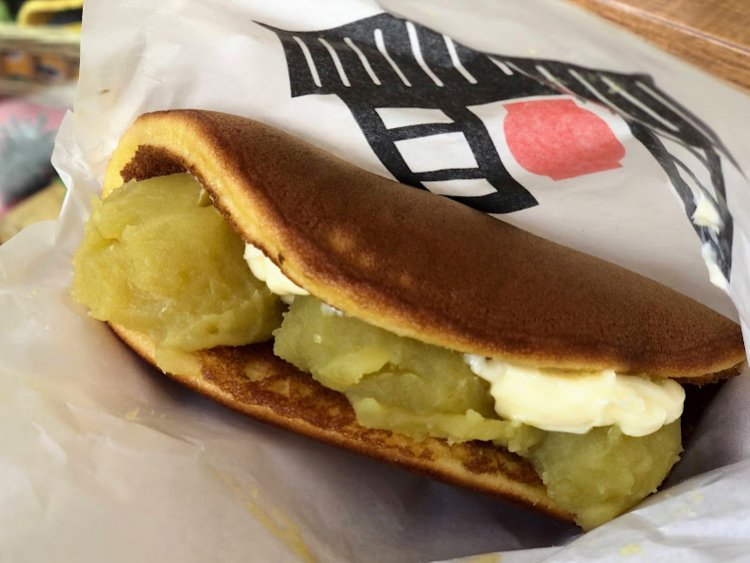 圧倒的人気を誇る芋バターどら焼き。食べやすいようワンハンドタイプに改良されている。