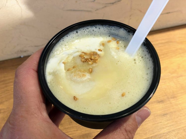 お芋のおしるこには好みでラム酒を入れることができる。