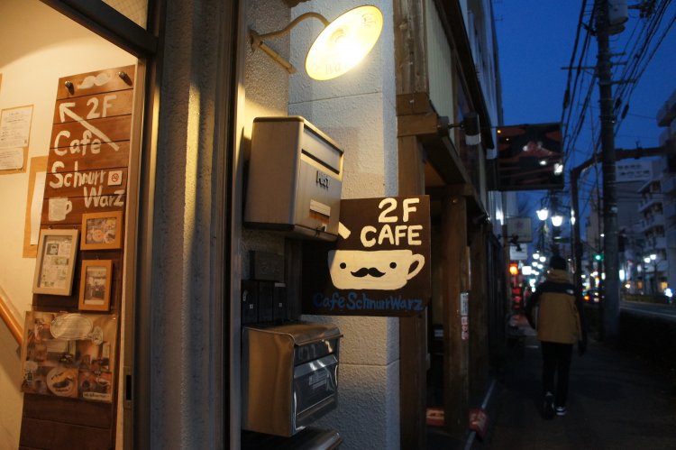 2階へと誘う、可愛いキャラクター。店名「シュヌルバルツ」の由来である“黒ヒゲ”をアレンジしている。