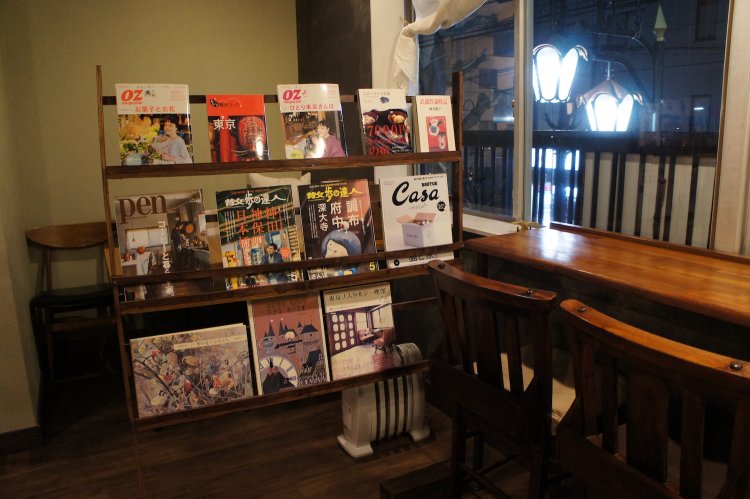 ゆったりとした時間のお供に。豊富な雑誌と書籍を揃える。古書店が近いため書店帰りに立ち寄る客も。