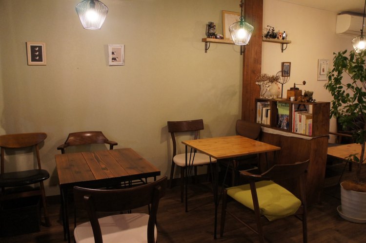 ナチュラルなアースカラーでまとめられた店内。