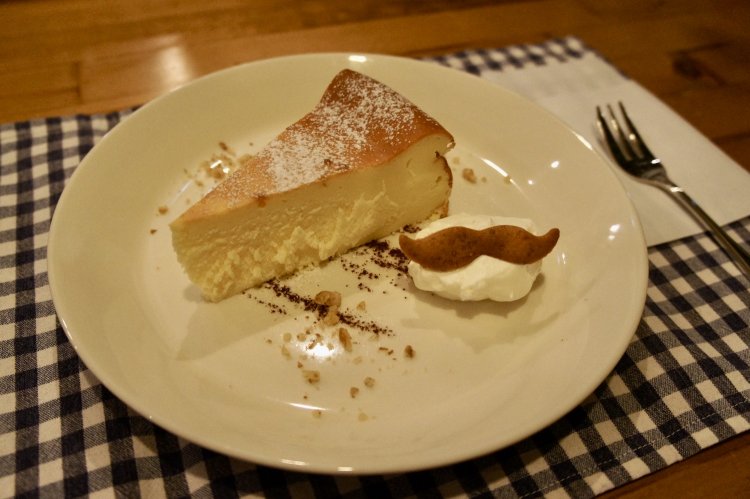 しっとりベイクドチーズケーキ600円。コーヒーとセットで1100円。