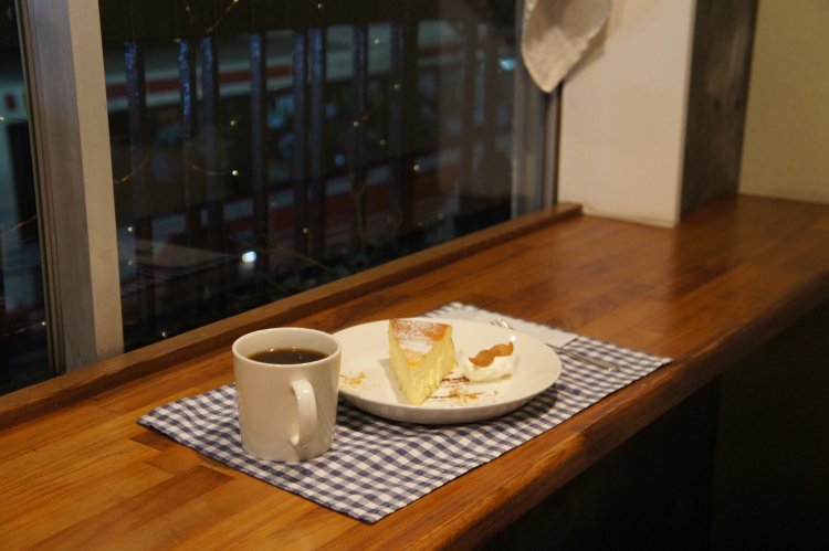 窓辺からはバス通りが。街灯が照らす夜道が美しい。アルコールメニューもあるので、１杯いただくのも一興。