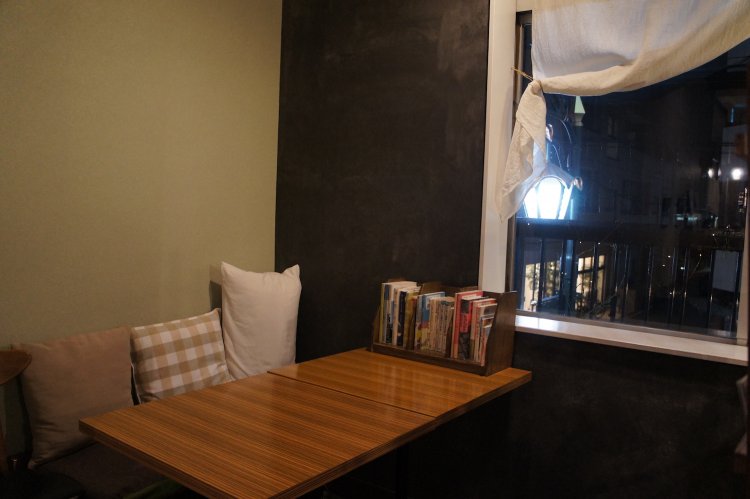 店奥窓際スペース。奥まった位置にあり、窓からは降り注ぐ光と空が眺められて心地よさ抜群。