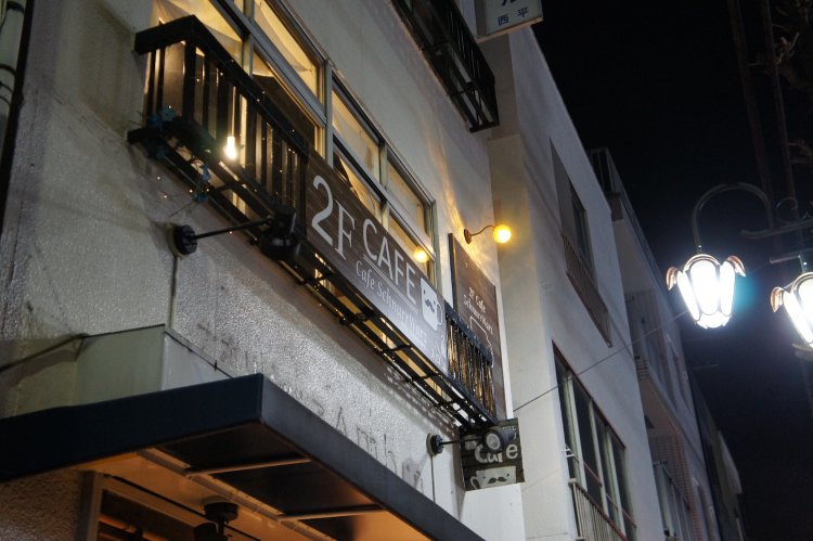 アイボリーの壁とブラウンのサインが目印。