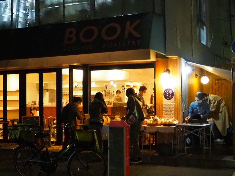 仕事帰りの客が次々と訪れる『かもめブックス』の軒先。