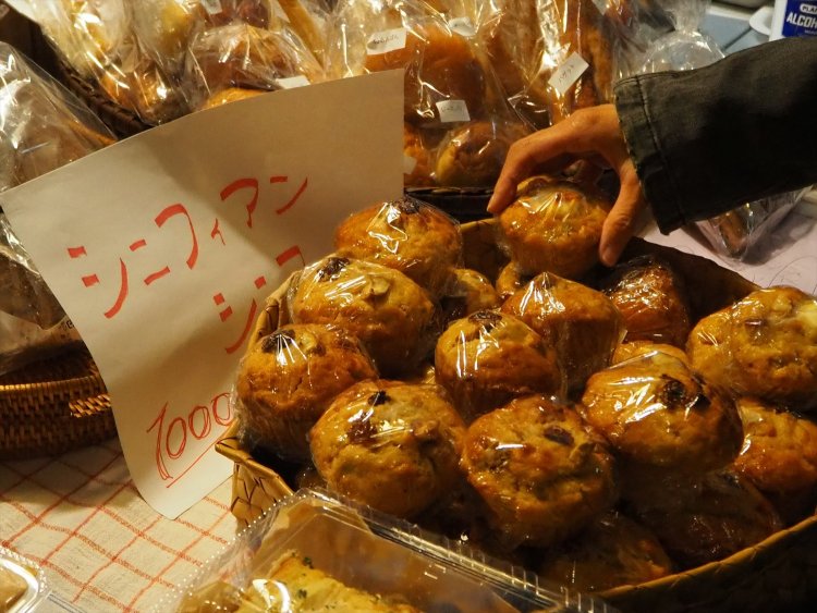 パン屋さんの商品に混じり、枝元さん監修のマフィンがこっそりまぎれている日も。やさしい甘さで食べごたえも◎。