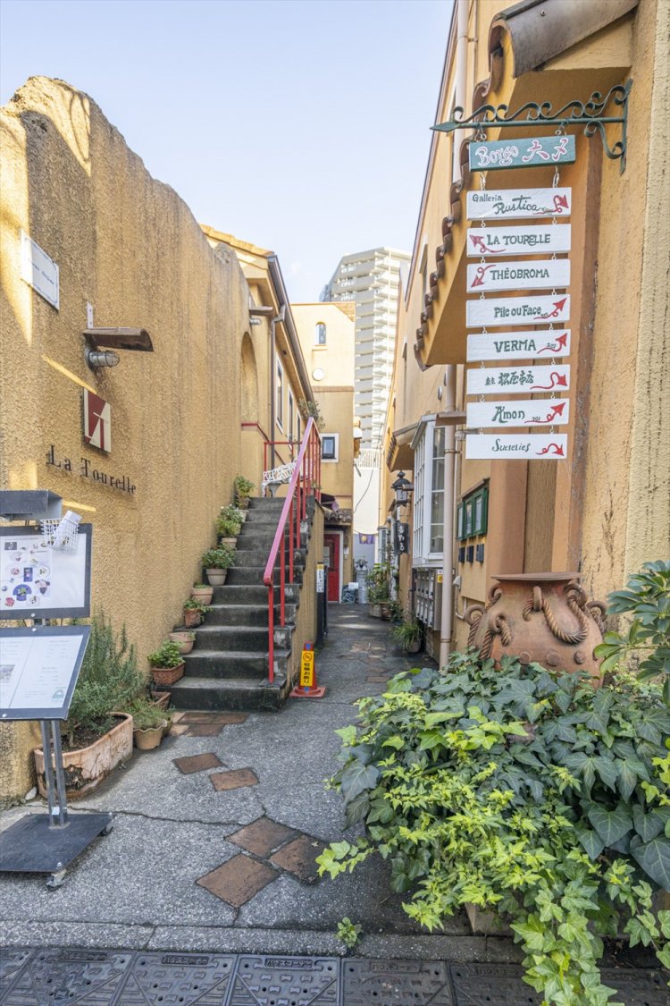 複数の店が入居する『Borgo大〆』はまるで南仏にありそうな建物だ。