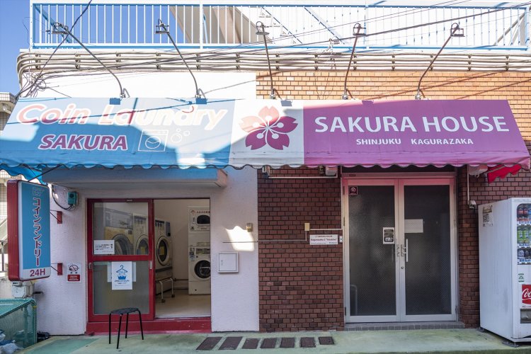 外国人旅行者も利用するというシェアハウスには、旅行者も利用するからか、オール英語表記でトリコロールカラーのコインランドリーが。