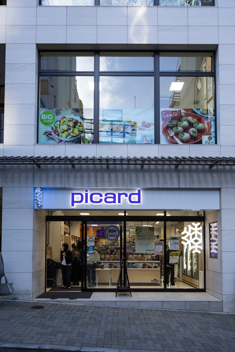神楽坂通りには、チェーン展開するフランス発の冷凍食品専門店も。