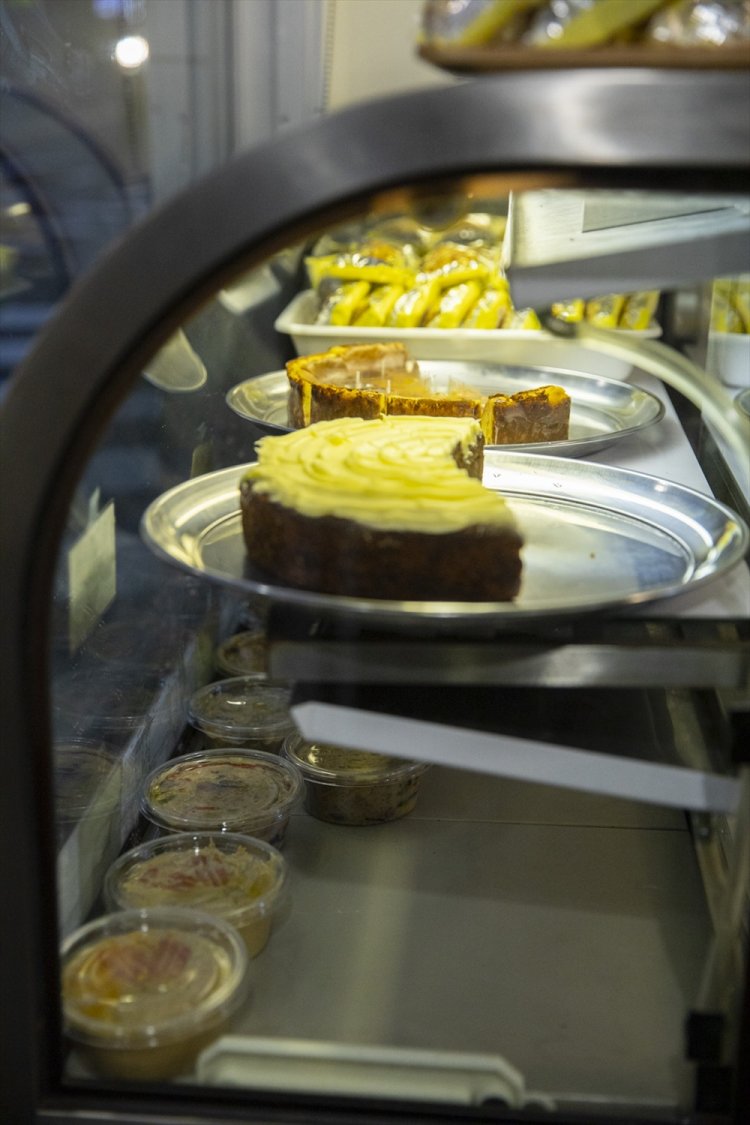 店頭のショーケースにはローラさん特製スイーツが並ぶ。300円～。