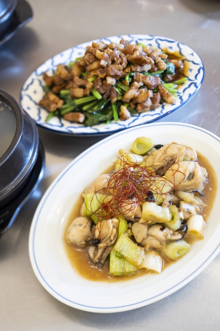 魯肉に塩茹でホウレン草を合わせた魯肉燙菠菜800円、牡蠣を炒めた豆豉鮮蚵1200円。