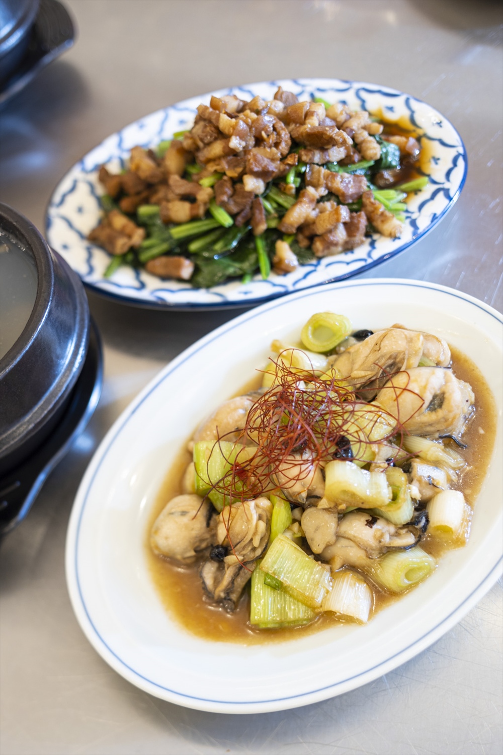 魯肉に塩茹でホウレン草を合わせた魯肉燙菠菜800円、牡蠣を炒めた豆豉鮮蚵1200円。