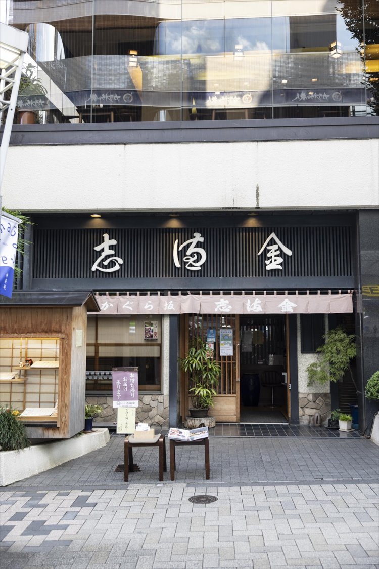 代々の常連も多い街の顔。