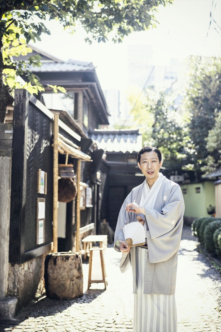 「夜とは全く違う風情ですねえ」。しゃれた石畳の兵庫横丁に和服姿が似合う。