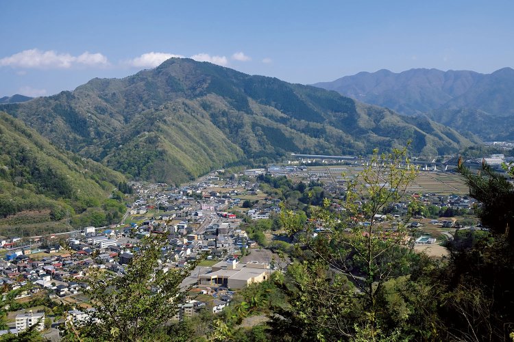 むすび山が近づいてくると東側の展望が開けて九鬼山が迫ってくる。リニア実験線が山腹から出ている。