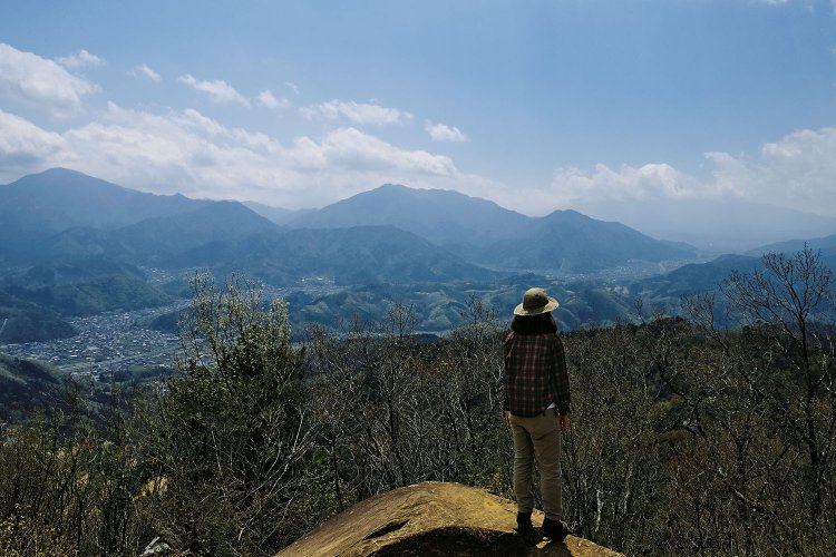 高川山山頂。大月市選定の「秀麗富嶽十二景」に入っている山。今回は右上にうっすらと。