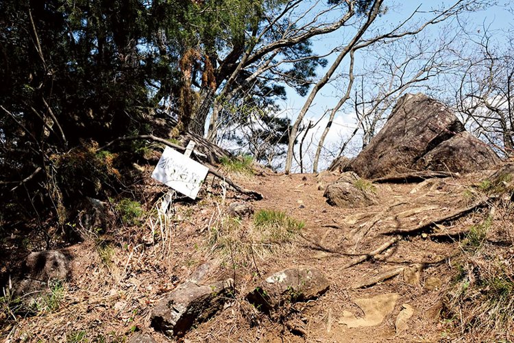 高川山山頂直下には烽火台跡がある。岩がちょっと残っているだけ。