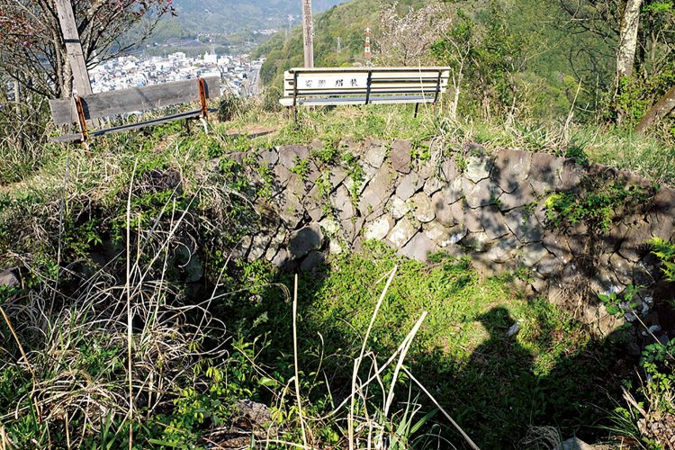 岩殿山などの展望のいいむすび山には、展望がいいだけに戦争中には陸軍防空監視哨があった。聴音壕から米軍の機種やコースを特定したらしい。
