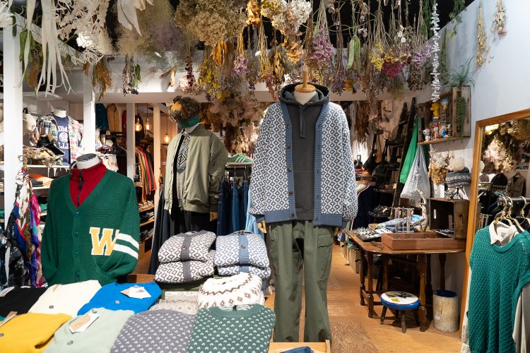 カラーバリエーションやトレンドアイテムもチャレンジしやすい価格設定。