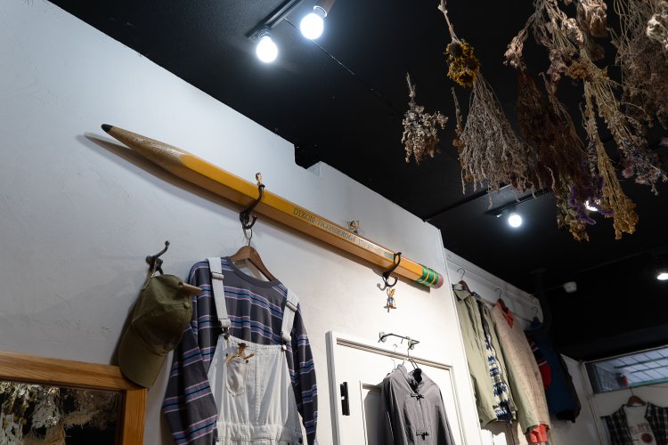 巨大な鉛筆の周辺には『トイ・ストーリー』のキャラクター、ウッディも楽しそうに飾られている。