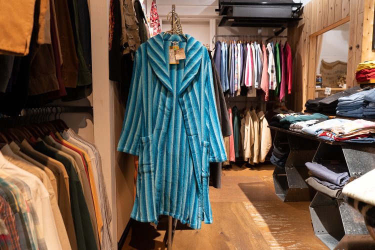 ポーランド軍のホスピタルガウンは7700円。印象的な色使いにハッとさせられる。