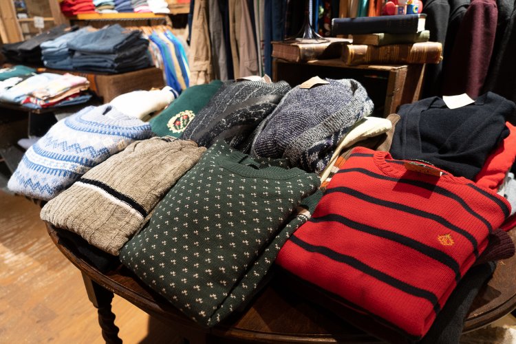 ニットはバーズアイや求心柄が人気とのこと。カーディガンを探している人も多いのだとか。