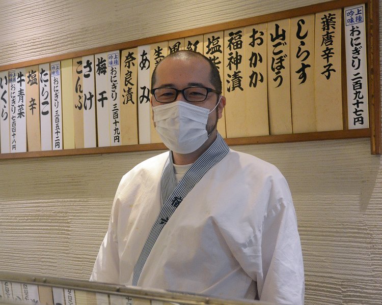 3代目のご主人である三浦洋介さん。生まれも育ちも浅草で、チャキチャキな雰囲気のトークのキレも抜群。