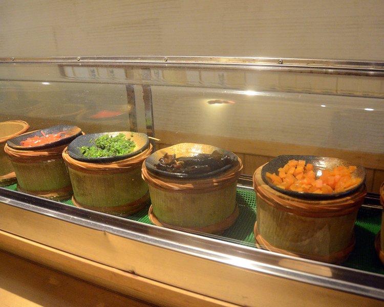 カウンターには具材がラインナップ。おにぎりの具材には珍しいお漬物があるのも面白い。