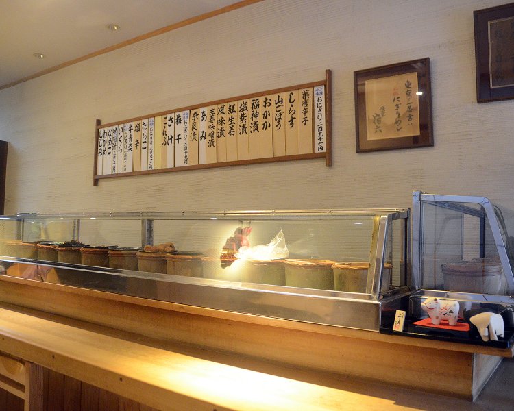 店内はお寿司屋さんのようなカウンター席スタイル。ここから好きなおにぎりの具をオーダーして握ってもらう。