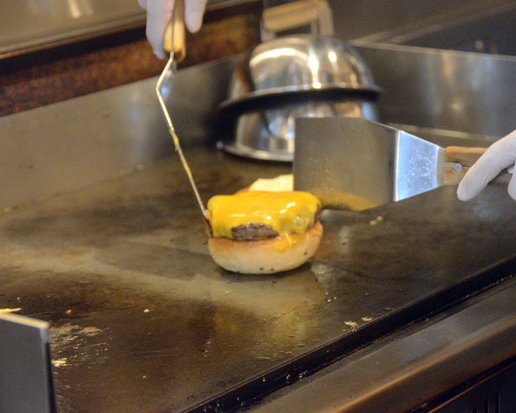 バーガー類はオーダーが入ったと同時に調理開始。バンズもキッチリ焼いている。