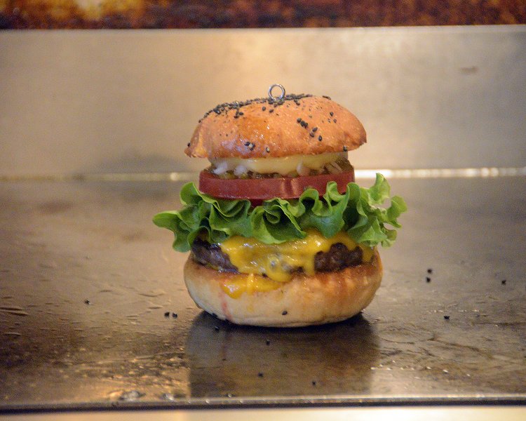 トッピング類を載せたら、ピンを刺して完成。香ばしい匂いが漂ってくる。