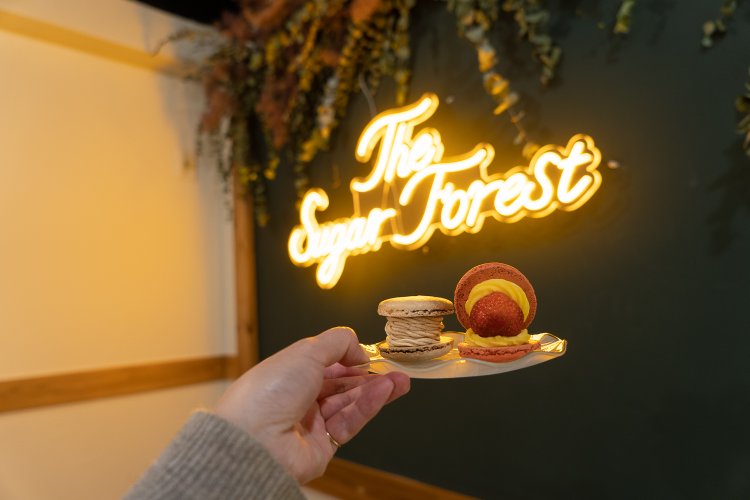 日本でも流行りそうなネオンサインの前でパチリ。トゥンカロンはモンブラン420円といちごヨーグルト450円。