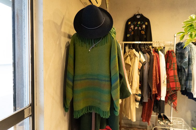 首回りと裾についたフリンジが魅力のノルウェーの民族衣装。フェルトの帽子を合わせると大人っぽく。