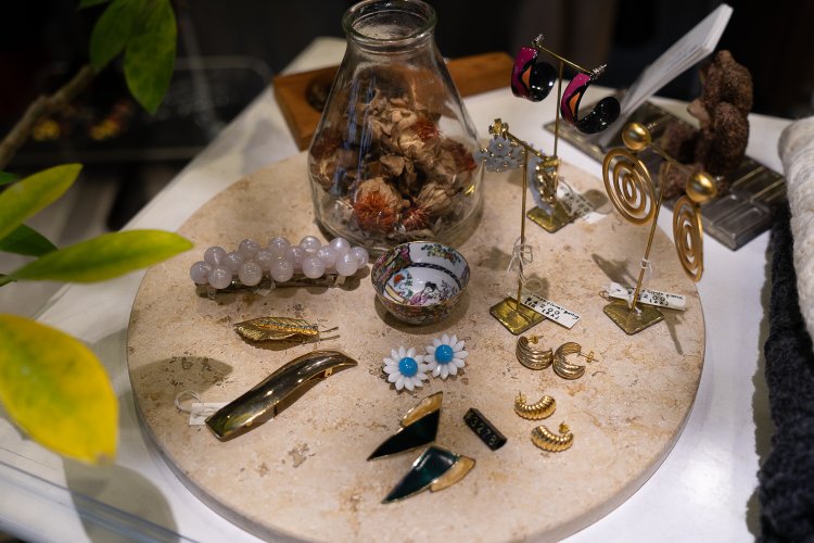 アクセサリーも大人の女性が身に付けやすいものが揃う。