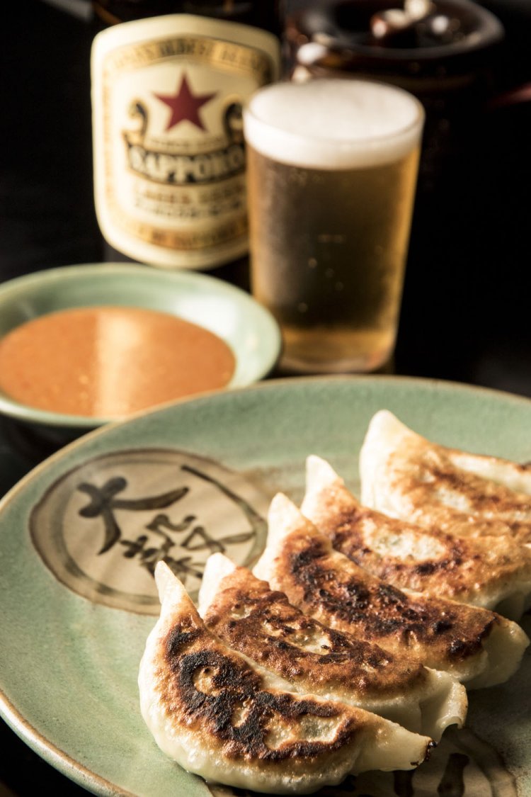 餃子6個550円、瓶のサッポロ赤星600円。生中アサヒマルエフ550円など。