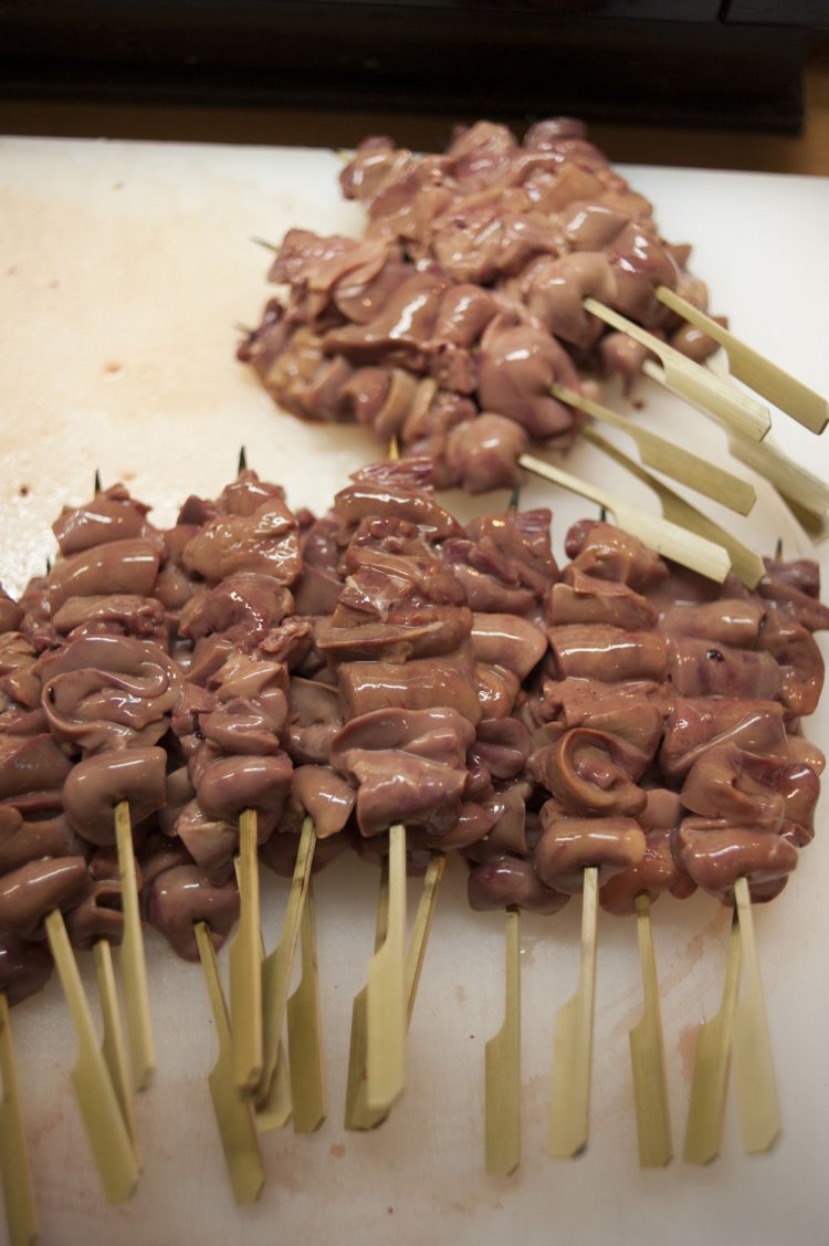 毎日約300本を丁寧に串打ちする。