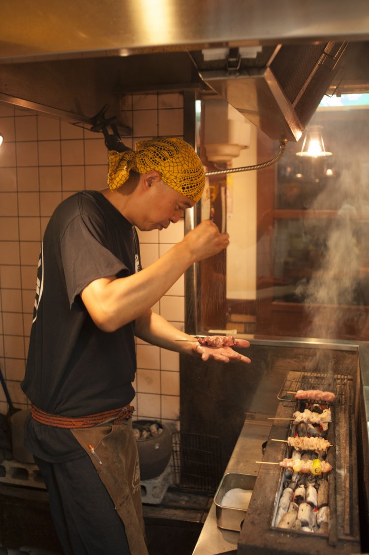 店主の安井章人さん。「ビールによく合うよ～！」。