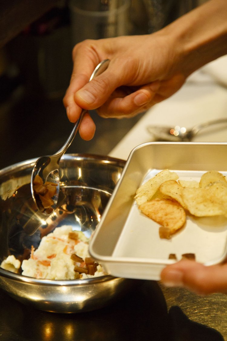 注文後にがっことポテチを投入。